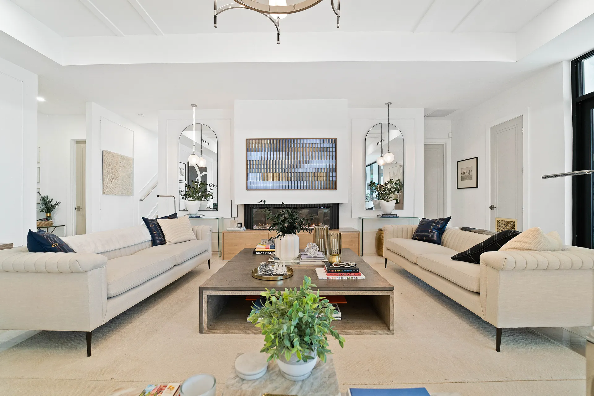Salon immobilier lumineux